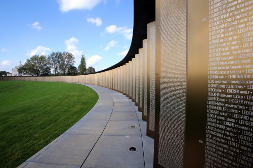 Anneau de mémoire rassemblant les noms des 580 000 soldats morts dans le Pas-de-Calais